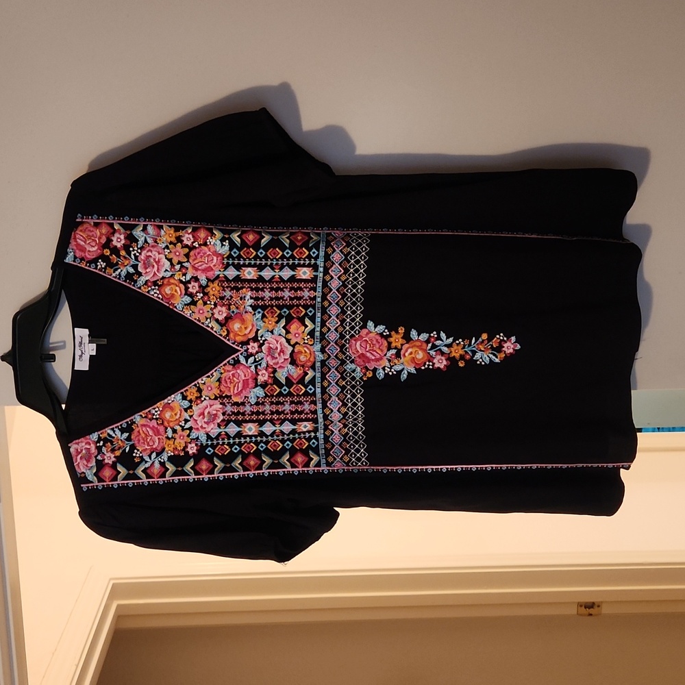 Angel Heart black short sleeve shirt with beautiful embroidery. Size Large.